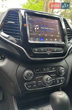 Внедорожник / Кроссовер Jeep Cherokee 2018 в 