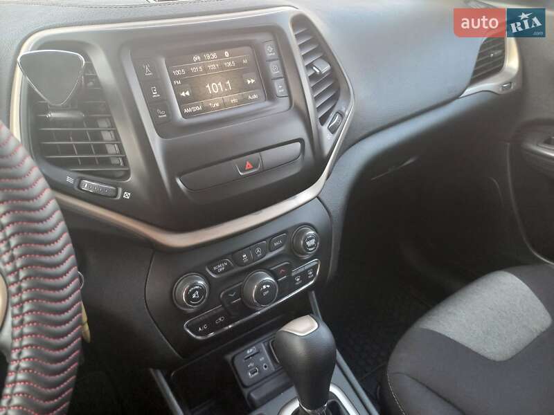 Внедорожник / Кроссовер Jeep Cherokee 2016 в Киеве