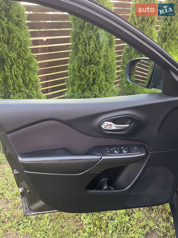 Позашляховик / Кросовер Jeep Cherokee 2016 в Києві