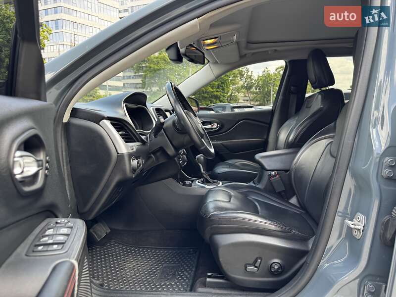 Внедорожник / Кроссовер Jeep Cherokee 2016 в Днепре