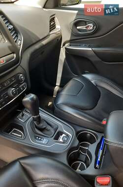 Внедорожник / Кроссовер Jeep Cherokee 2018 в 