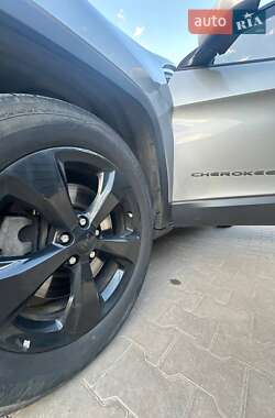 Внедорожник / Кроссовер Jeep Cherokee 2015 в 