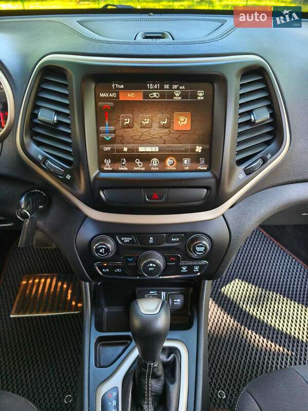 Внедорожник / Кроссовер Jeep Cherokee 2015 в Киеве