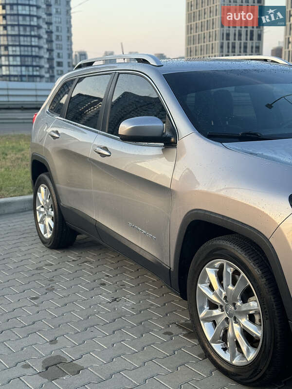 Внедорожник / Кроссовер Jeep Cherokee 2016 в Киеве