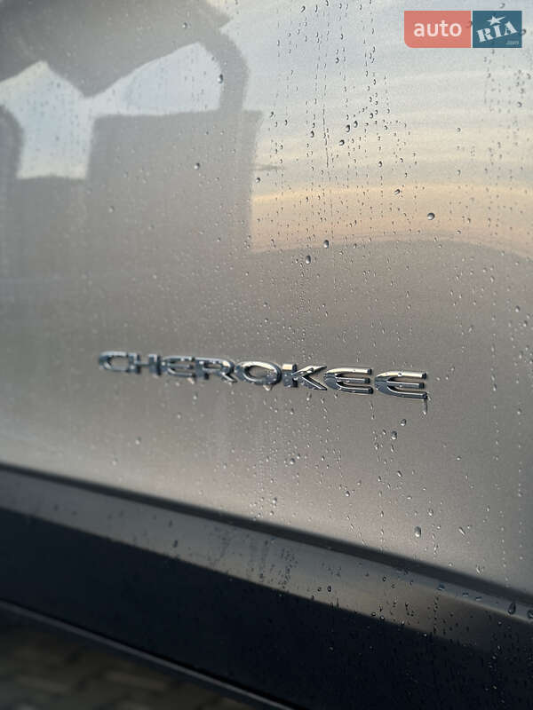 Внедорожник / Кроссовер Jeep Cherokee 2016 в Киеве