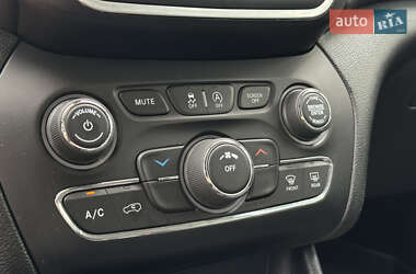 Внедорожник / Кроссовер Jeep Cherokee 2021 в 