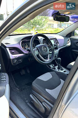 Позашляховик / Кросовер Jeep Cherokee 2013 в 