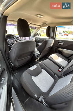 Позашляховик / Кросовер Jeep Cherokee 2013 в 