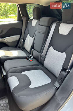 Позашляховик / Кросовер Jeep Cherokee 2013 в 