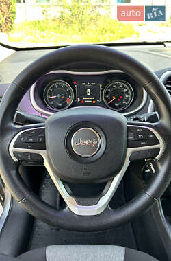 Позашляховик / Кросовер Jeep Cherokee 2013 в 
