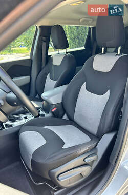 Позашляховик / Кросовер Jeep Cherokee 2013 в 