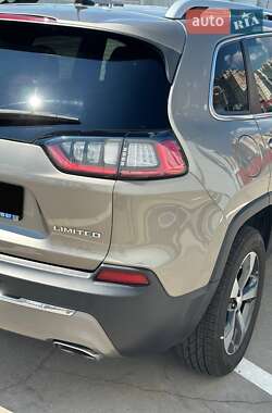 Позашляховик / Кросовер Jeep Cherokee 2019 в 