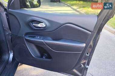 Внедорожник / Кроссовер Jeep Cherokee 2015 в 