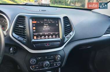 Внедорожник / Кроссовер Jeep Cherokee 2015 в 