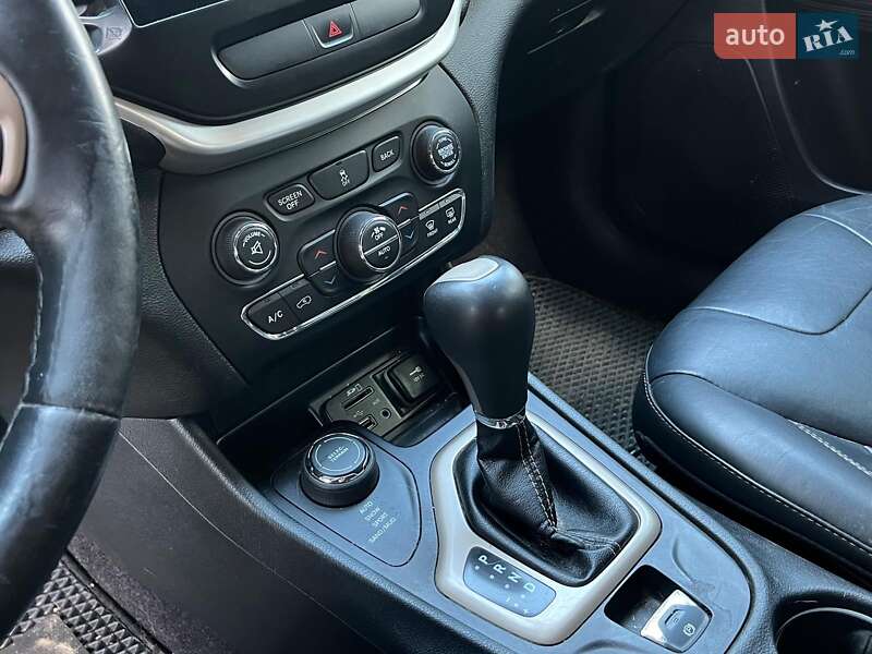 Внедорожник / Кроссовер Jeep Cherokee 2015 в Киеве