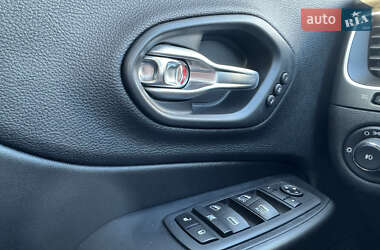 Внедорожник / Кроссовер Jeep Cherokee 2019 в 