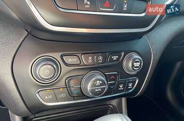 Внедорожник / Кроссовер Jeep Cherokee 2020 в 