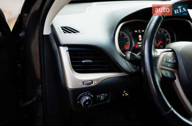 Внедорожник / Кроссовер Jeep Cherokee 2015 в 