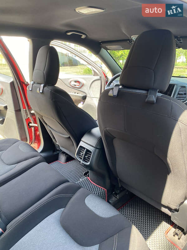 Внедорожник / Кроссовер Jeep Cherokee 2016 в Черновцах