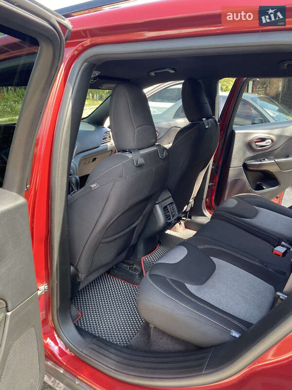 Внедорожник / Кроссовер Jeep Cherokee 2016 в Черновцах