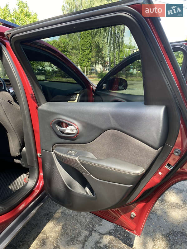 Внедорожник / Кроссовер Jeep Cherokee 2016 в Черновцах