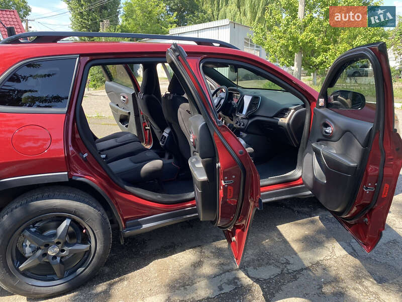 Внедорожник / Кроссовер Jeep Cherokee 2016 в Черновцах