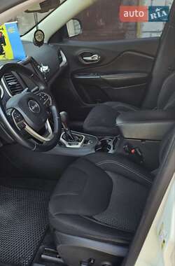 Внедорожник / Кроссовер Jeep Cherokee 2016 в 