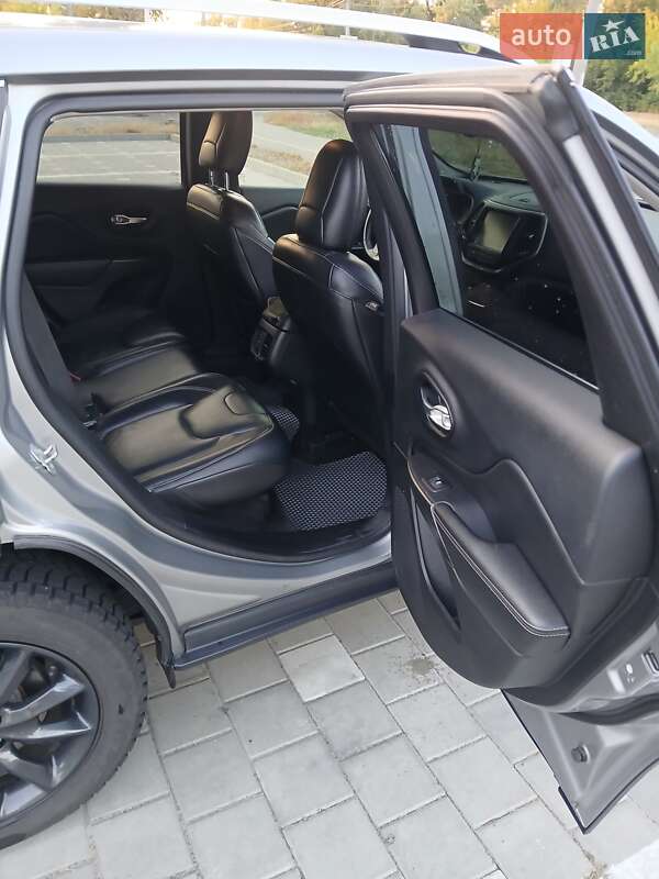 Позашляховик / Кросовер Jeep Cherokee 2016 в Черкасах