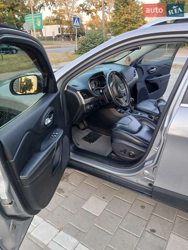 Позашляховик / Кросовер Jeep Cherokee 2016 в Черкасах