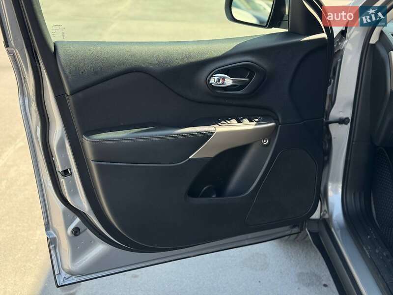 Внедорожник / Кроссовер Jeep Cherokee 2017 в Ровно