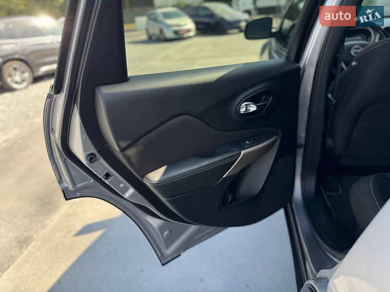 Внедорожник / Кроссовер Jeep Cherokee 2017 в Ровно