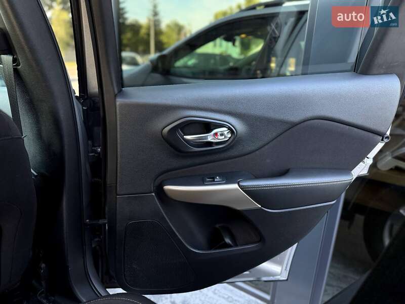 Внедорожник / Кроссовер Jeep Cherokee 2017 в Ровно