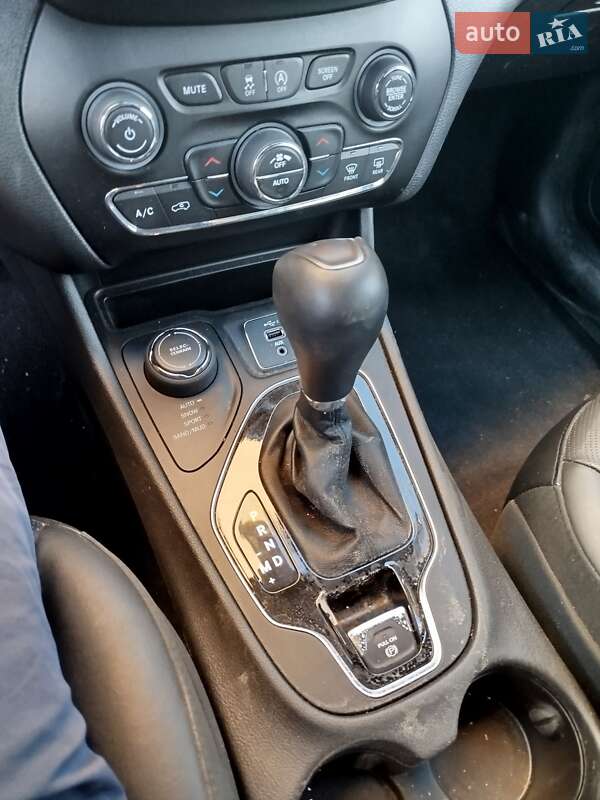 Внедорожник / Кроссовер Jeep Cherokee 2018 в Каменец-Подольском