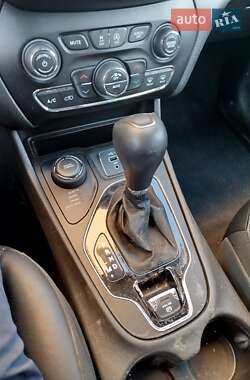 Внедорожник / Кроссовер Jeep Cherokee 2018 в 