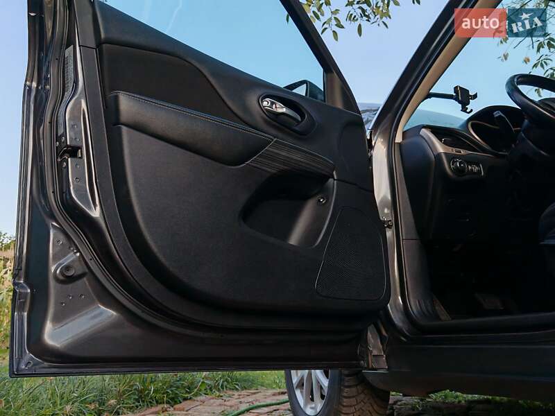 Внедорожник / Кроссовер Jeep Cherokee 2015 в Прилуках