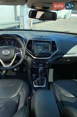 Внедорожник / Кроссовер Jeep Cherokee 2018 в 