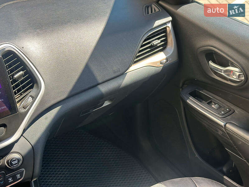 Внедорожник / Кроссовер Jeep Cherokee 2015 в Одессе