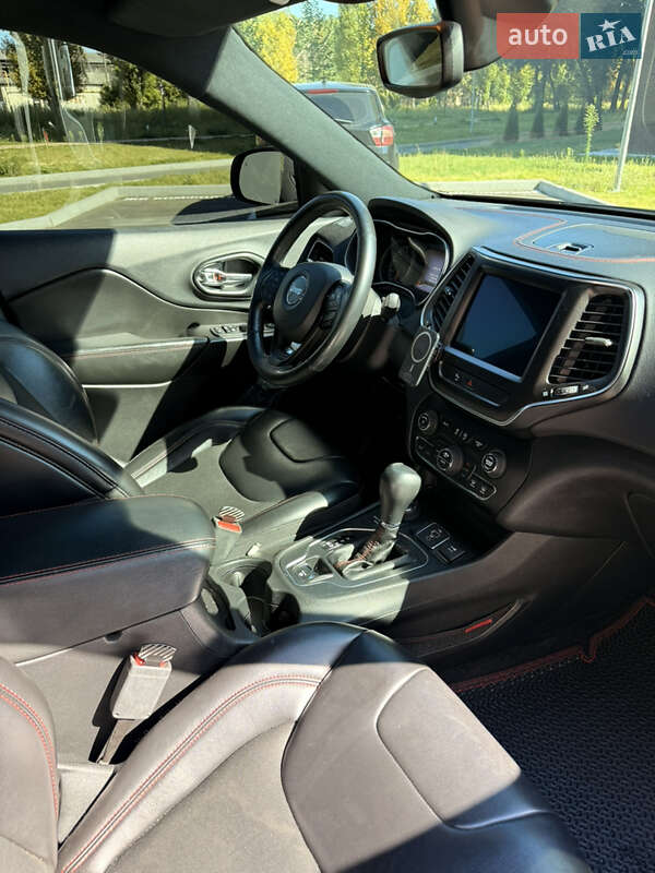 Внедорожник / Кроссовер Jeep Cherokee 2018 в 