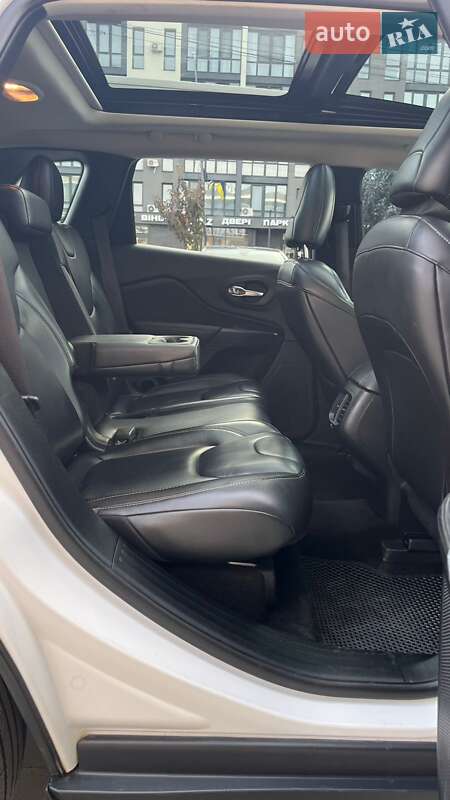 Внедорожник / Кроссовер Jeep Cherokee 2016 в Ужгороде