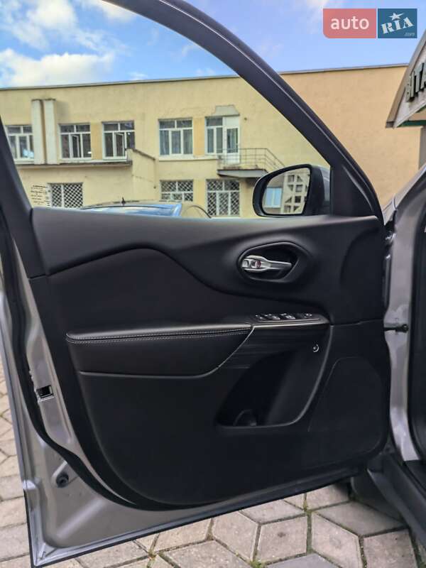 Внедорожник / Кроссовер Jeep Cherokee 2016 в Калуше