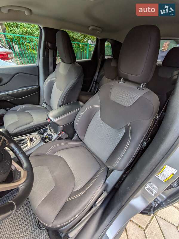 Внедорожник / Кроссовер Jeep Cherokee 2016 в Калуше