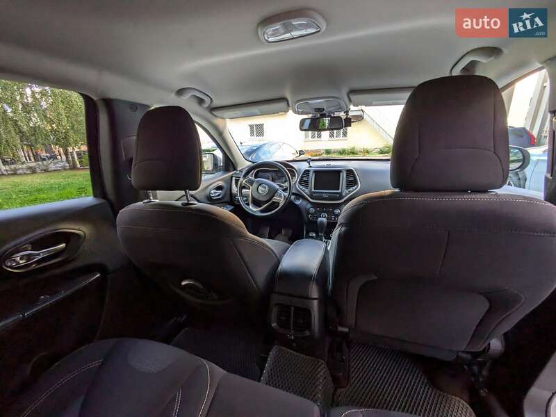 Внедорожник / Кроссовер Jeep Cherokee 2016 в Калуше