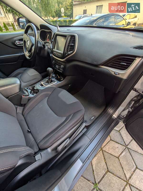 Внедорожник / Кроссовер Jeep Cherokee 2016 в Калуше