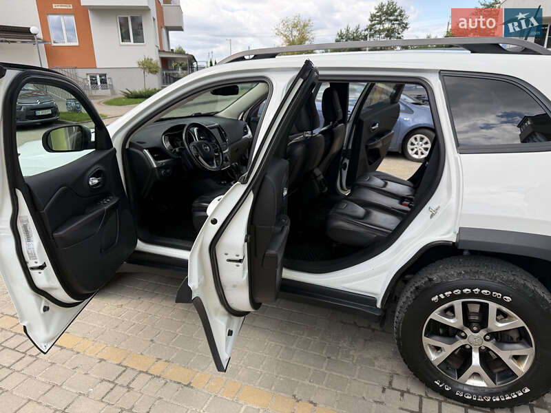 Позашляховик / Кросовер Jeep Cherokee 2015 в Новояворівську