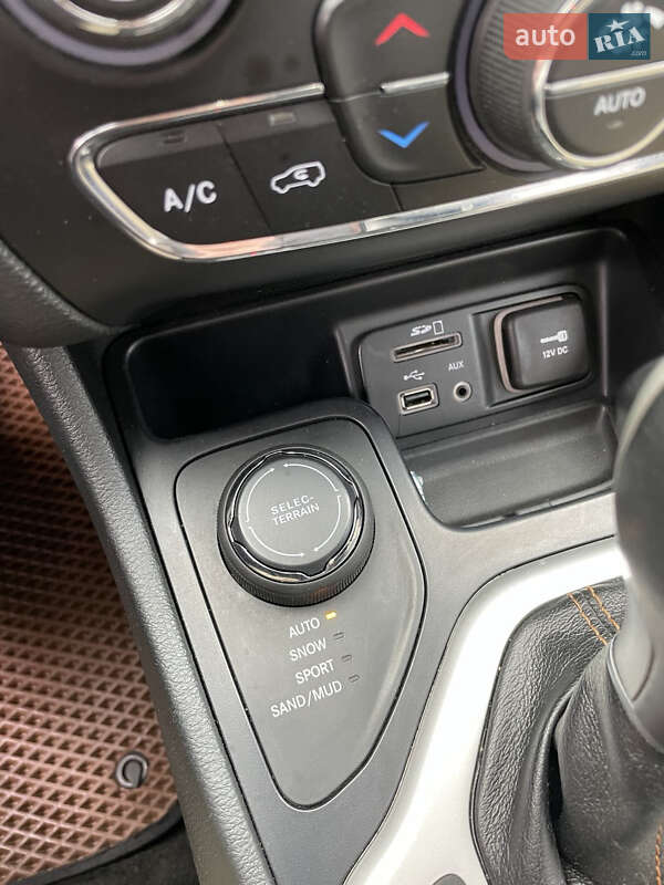 Позашляховик / Кросовер Jeep Cherokee 2014 в Рівному