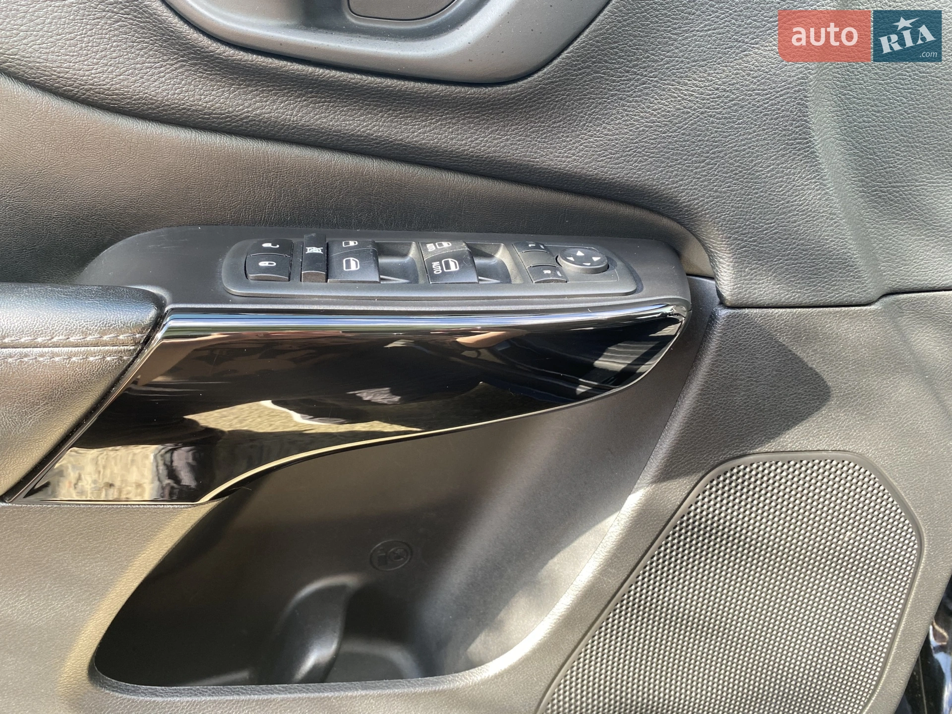 Jeep Cherokee 2019 VIN 1C4PJLLB7LD577390 фото оголошення 22 з 27