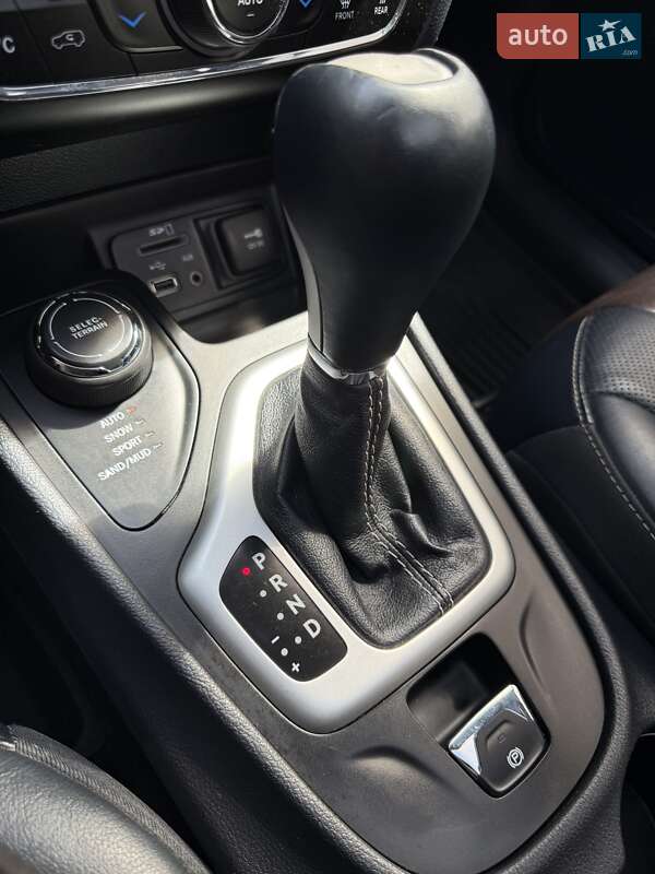 Внедорожник / Кроссовер Jeep Cherokee 2015 в Львове