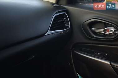 Внедорожник / Кроссовер Jeep Cherokee 2018 в 