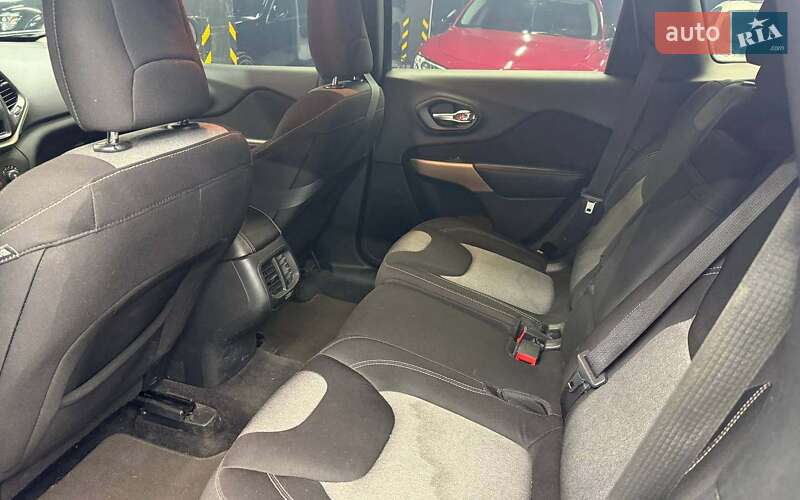Внедорожник / Кроссовер Jeep Cherokee 2017 в Черновцах