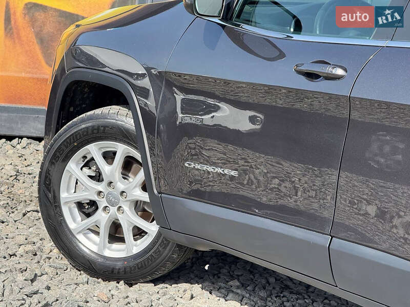 Внедорожник / Кроссовер Jeep Cherokee 2014 в Стрые